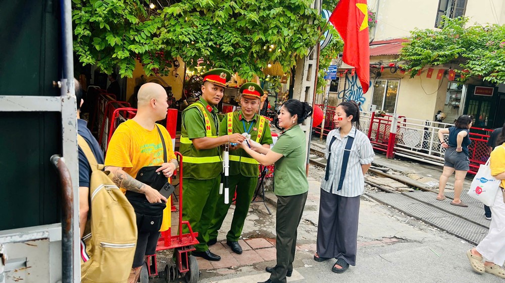 Phụ nữ Công an Thủ đô đồng hành hỗ trợ lực lượng làm nhiệm vụ A80 - ảnh 1