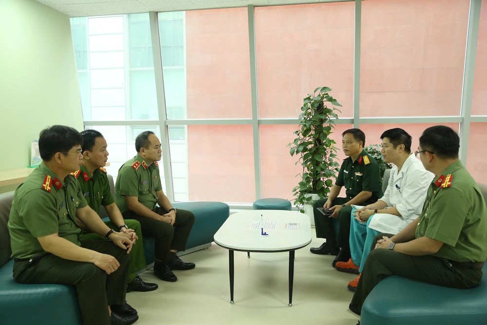 Giám đốc Công an TP Hà Nội thăm hỏi cán bộ bị thương khi làm nhiệm vụ - ảnh 4
