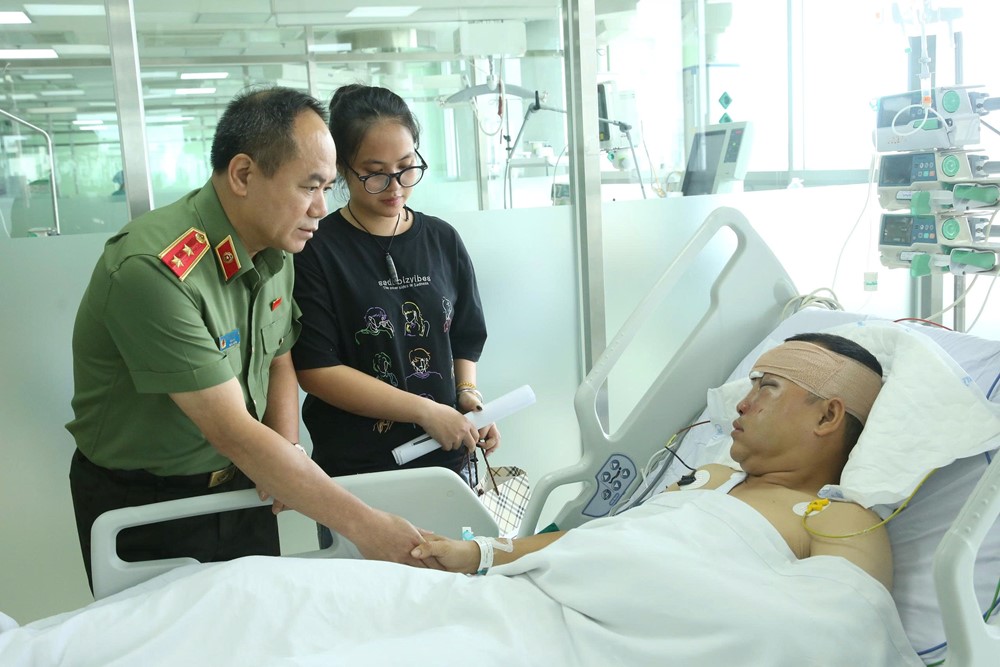 Giám đốc Công an TP Hà Nội thăm hỏi cán bộ bị thương khi làm nhiệm vụ - ảnh 1