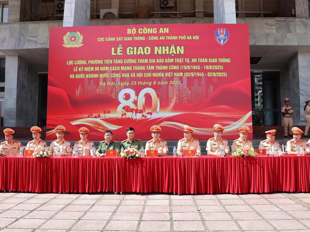 Hà Nội tiếp nhận hơn 600 Cảnh sát giao thông phục vụ Lễ duyệt binh, diễu binh A80 - ảnh 1