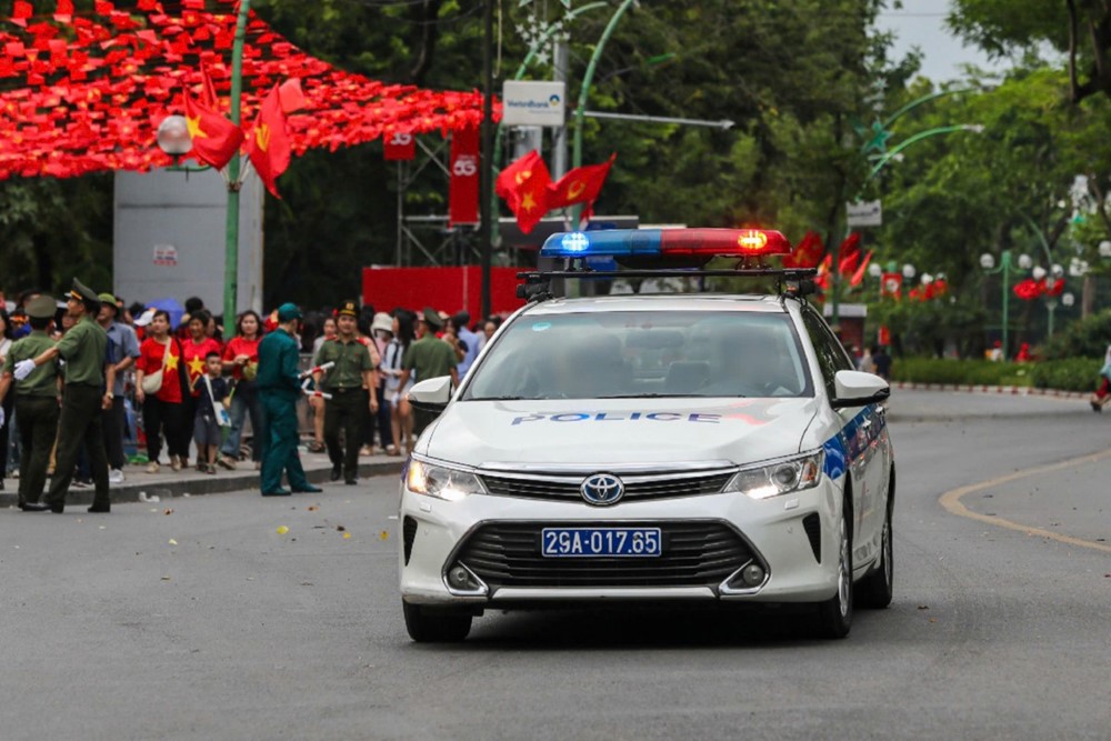 Cảnh sát giao thông Hà Nội kịp thời mở đường đưa cháu bé đi cấp cứu - ảnh 1
