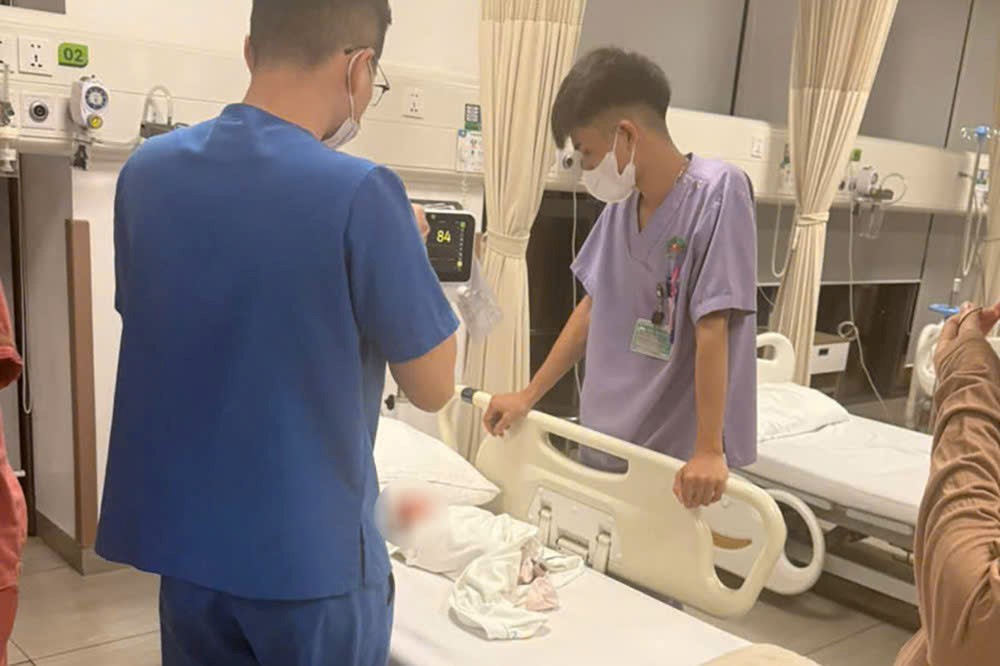 Cảnh sát giao thông mở đường, giúp trẻ sơ sinh vài ngày tuổi cấp cứu  - ảnh 2