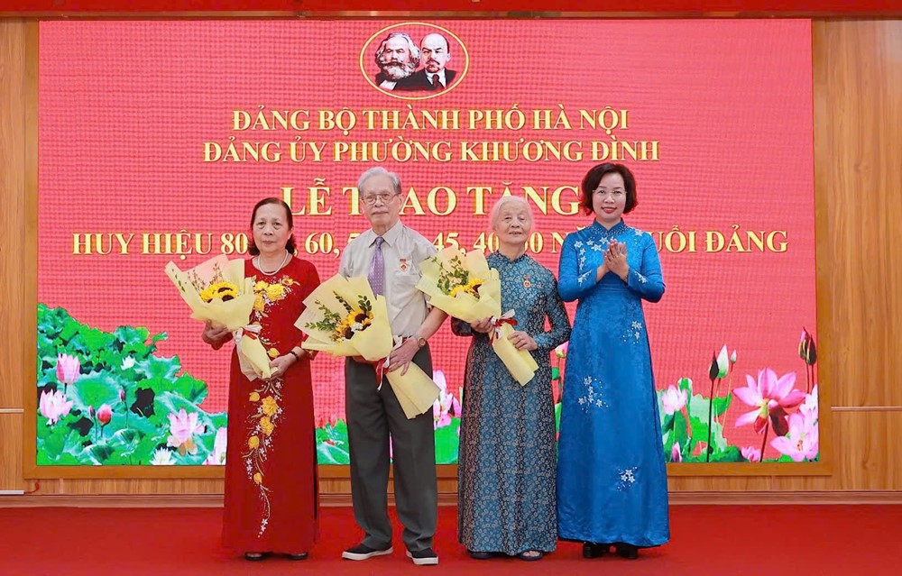 Phó Chủ tịch Thường trực Uỷ ban MTTQ Việt Nam TP Hà Nội Bùi Huyền Mai trao Huy hiệu Đảng tại phường Khương Đình  - ảnh 2