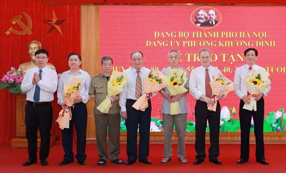 Phó Chủ tịch Thường trực Uỷ ban MTTQ Việt Nam TP Hà Nội Bùi Huyền Mai trao Huy hiệu Đảng tại phường Khương Đình  - ảnh 3
