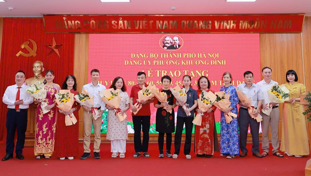 Phó Chủ tịch Thường trực Uỷ ban MTTQ Việt Nam TP Hà Nội Bùi Huyền Mai trao Huy hiệu Đảng tại phường Khương Đình  - ảnh 5