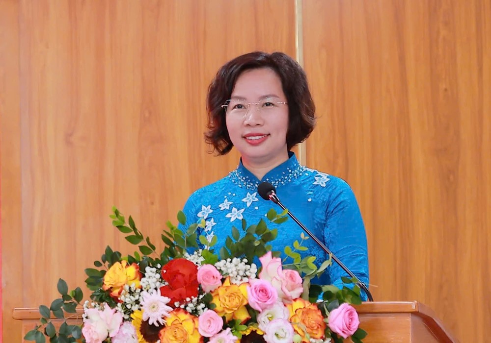 Phó Chủ tịch Thường trực Uỷ ban MTTQ Việt Nam TP Hà Nội Bùi Huyền Mai trao Huy hiệu Đảng tại phường Khương Đình  - ảnh 1