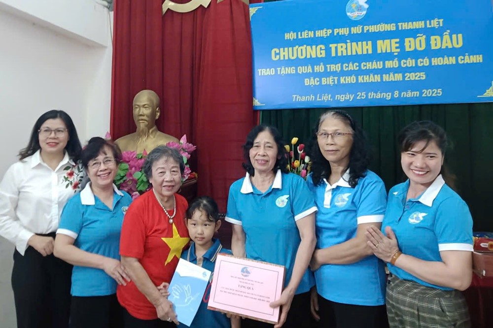 Hội Phụ nữ phường Thanh Liệt trao tặng kinh phí “Mẹ đỡ đầu” cho 8 trẻ mồ côi - ảnh 3