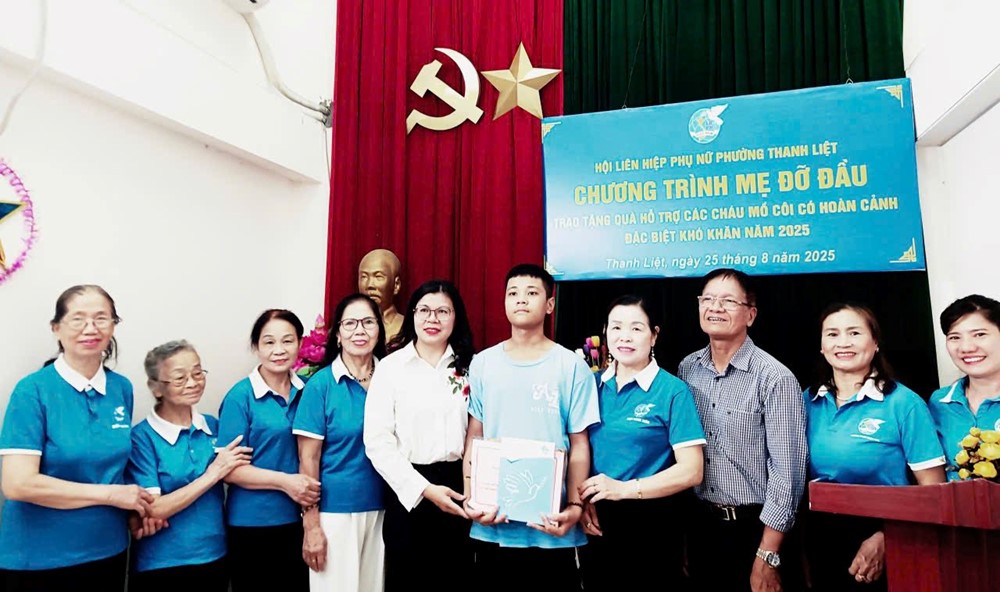 Hội Phụ nữ phường Thanh Liệt trao tặng kinh phí “Mẹ đỡ đầu” cho 8 trẻ mồ côi - ảnh 2