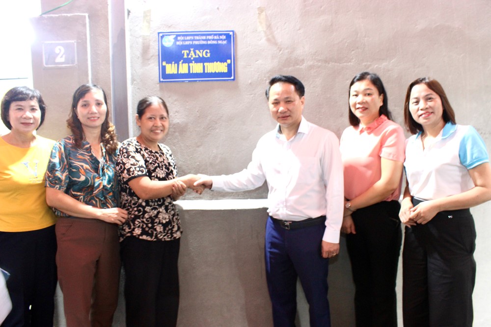 Hội LHPN phường Đông Ngạc bàn giao Mái ấm tình thương cho hội viên khó khăn - ảnh 6