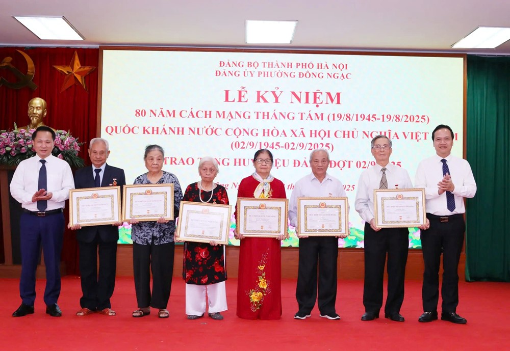 Phường Đông Ngạc trao Huy hiệu Đảng cho 100 đảng viên đợt 2/9 - ảnh 1