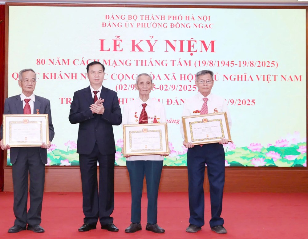 Phường Đông Ngạc trao Huy hiệu Đảng cho 100 đảng viên đợt 2/9 - ảnh 2