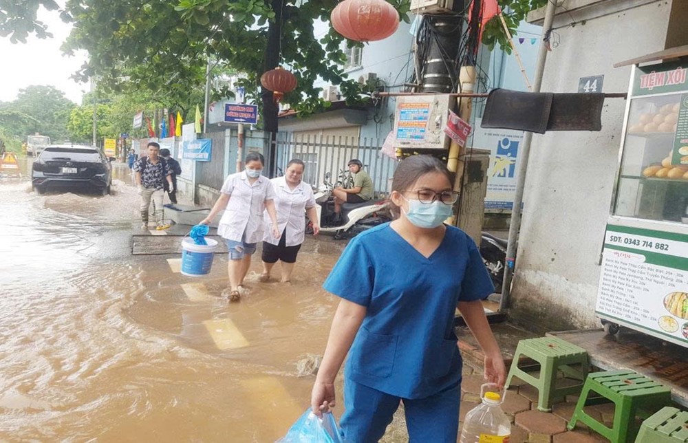 Chính quyền và nhân dân phường Đông Ngạc nỗ lực hỗ trợ người dân Ecohome và Resco sau cơn bão số 5 - ảnh 16