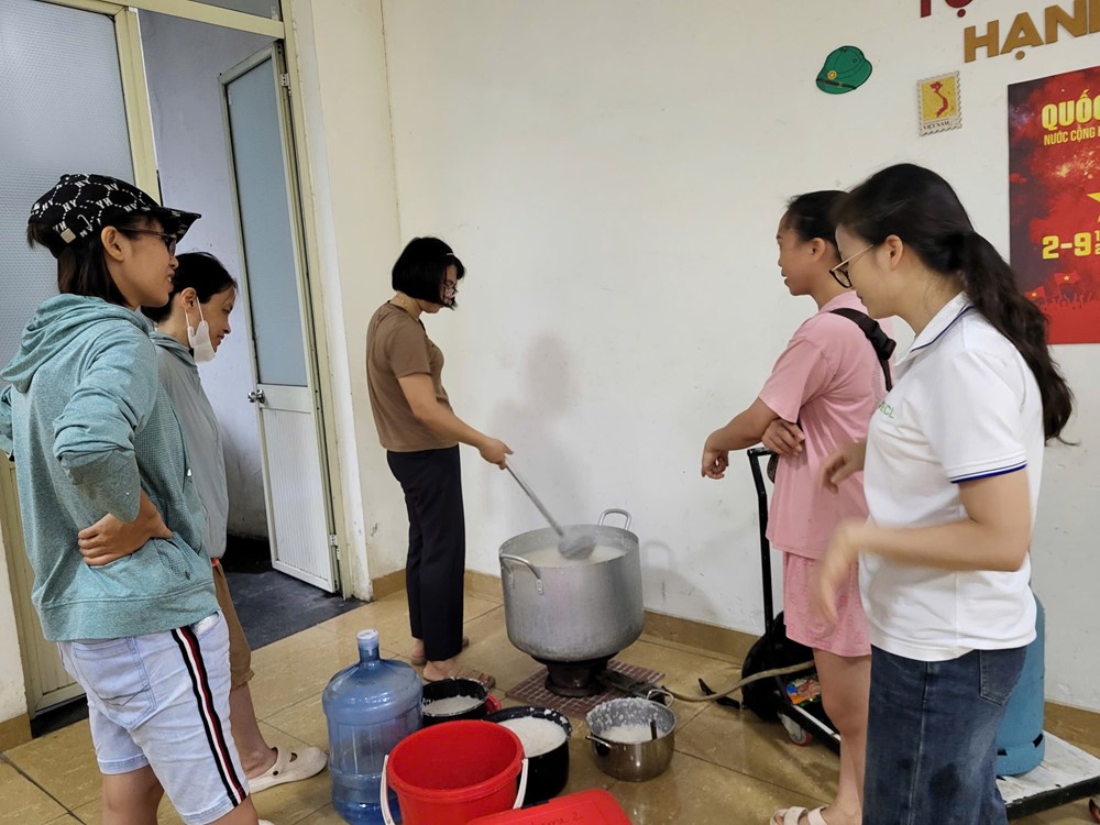 Chính quyền và nhân dân phường Đông Ngạc nỗ lực hỗ trợ người dân Ecohome và Resco sau cơn bão số 5 - ảnh 11