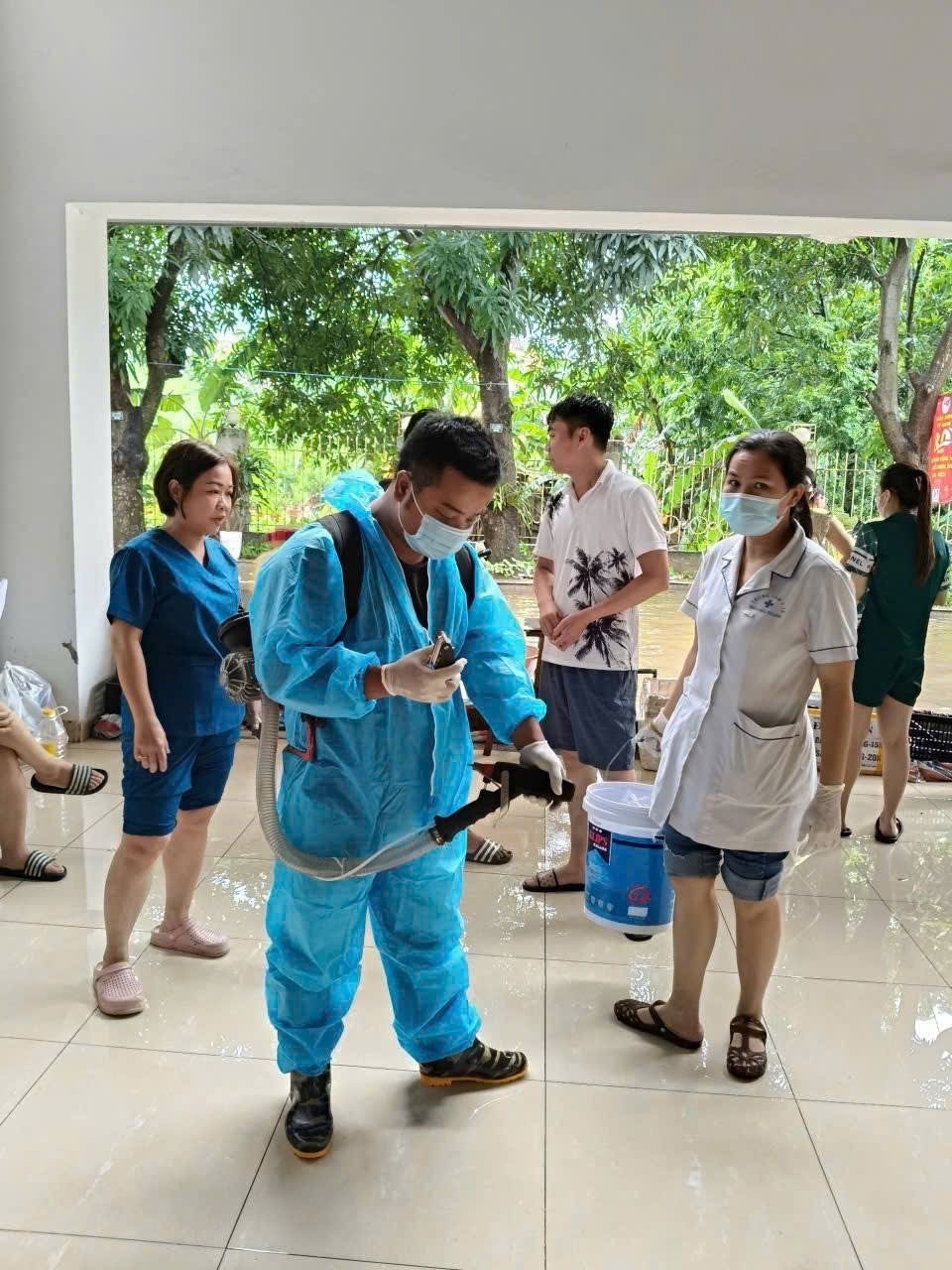 Chính quyền và nhân dân phường Đông Ngạc nỗ lực hỗ trợ người dân Ecohome và Resco sau cơn bão số 5 - ảnh 17