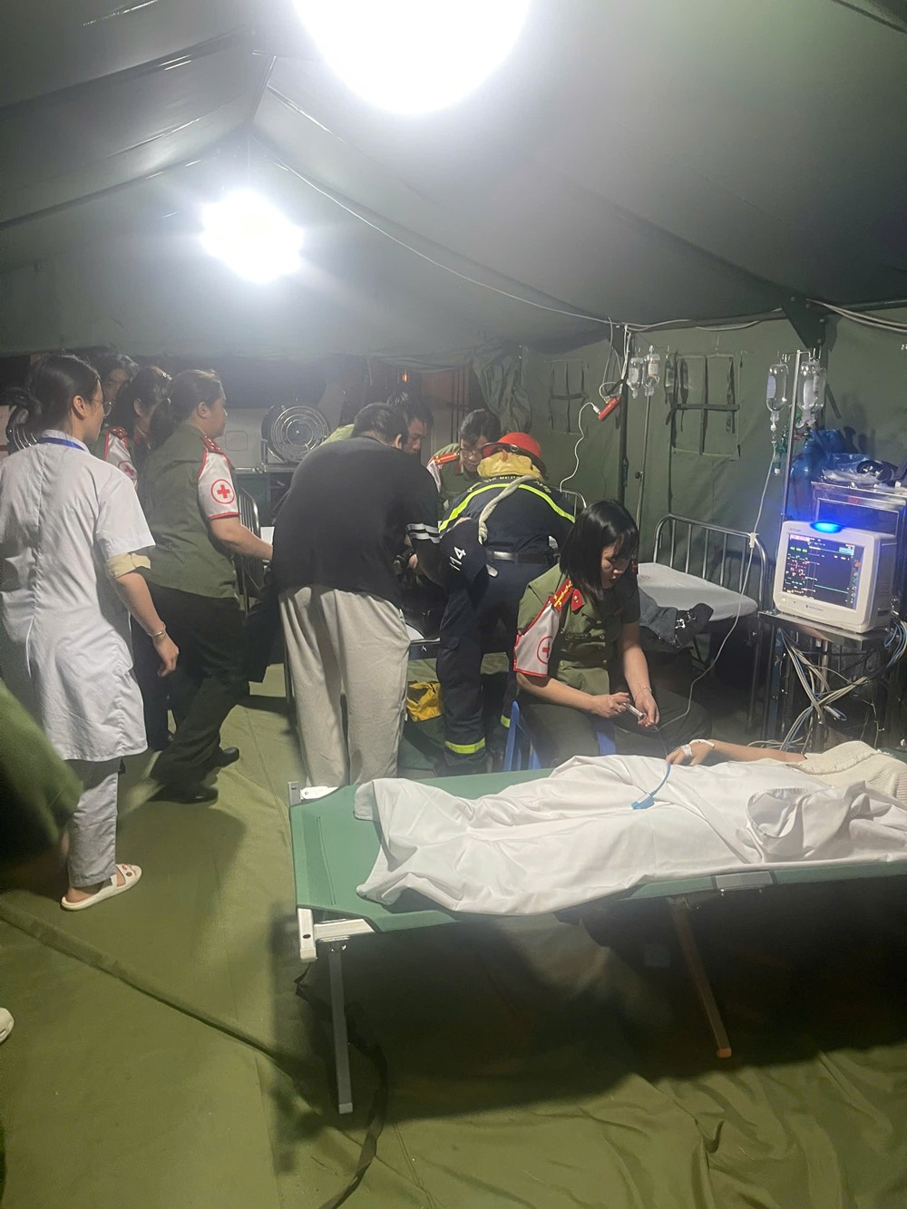 Cảnh sát PCCC&CNCH Hà Nội kịp thời cứu người ngất xỉu trên phố Kim Mã  - ảnh 3
