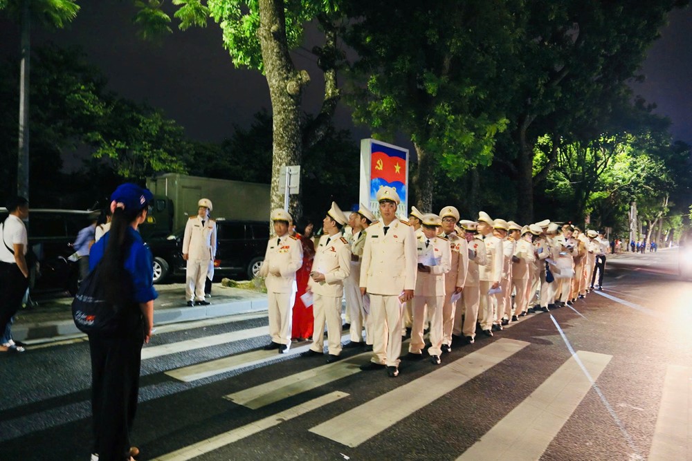 Công an Hà Nội tri ân người có công tại buổi tổng duyệt Lễ diễu binh A80 - ảnh 1