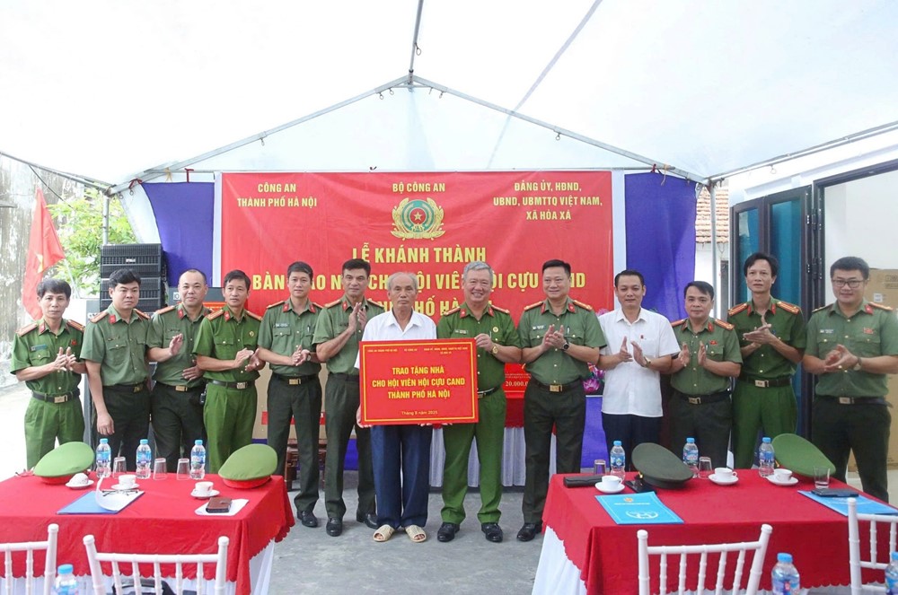 Công an Hà Nội bàn giao nhà cho hội viên Hội Cựu Công an nhân dân - ảnh 1