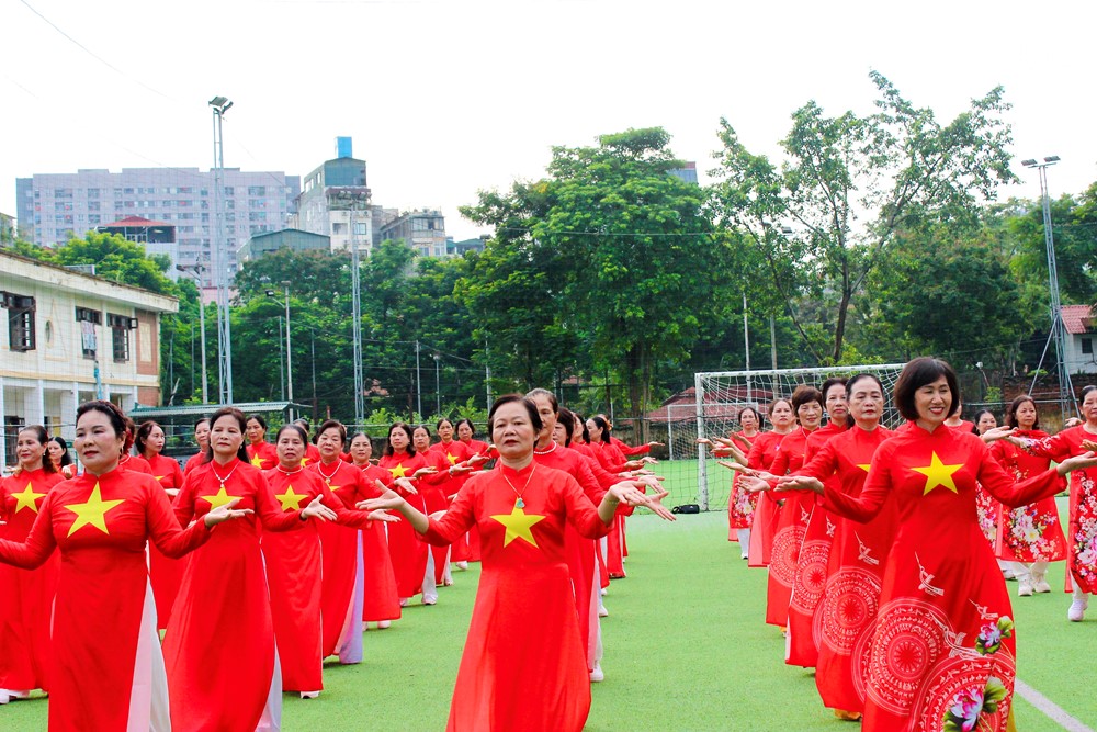 Phụ nữ phường Phú Diễn đồng diễn dân vũ chào mừng Quốc khánh 2/9 - ảnh 10