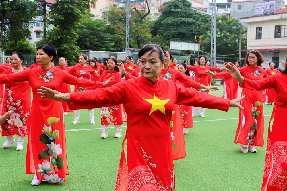 Phụ nữ phường Phú Diễn đồng diễn dân vũ chào mừng Quốc khánh 2/9 - ảnh 11