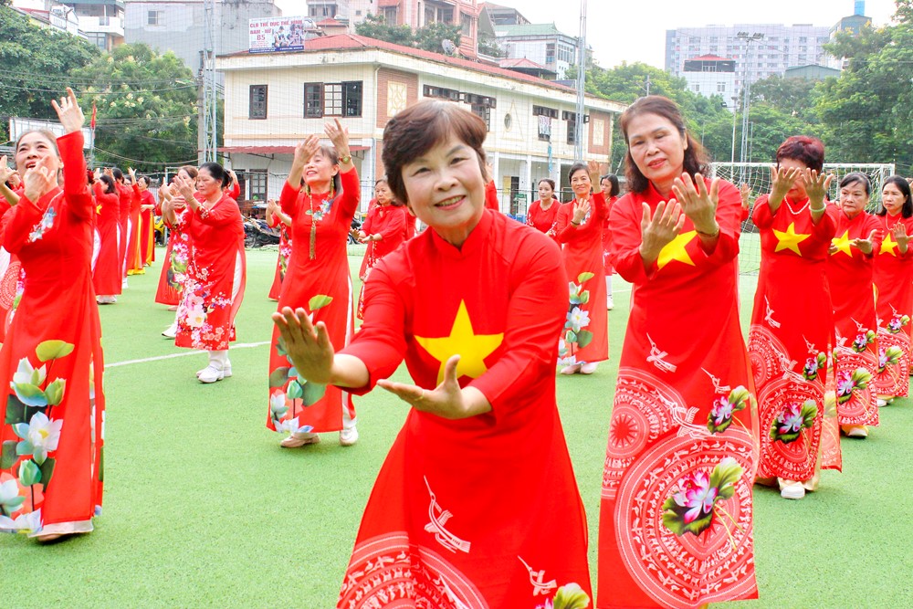Phụ nữ phường Phú Diễn đồng diễn dân vũ chào mừng Quốc khánh 2/9 - ảnh 12