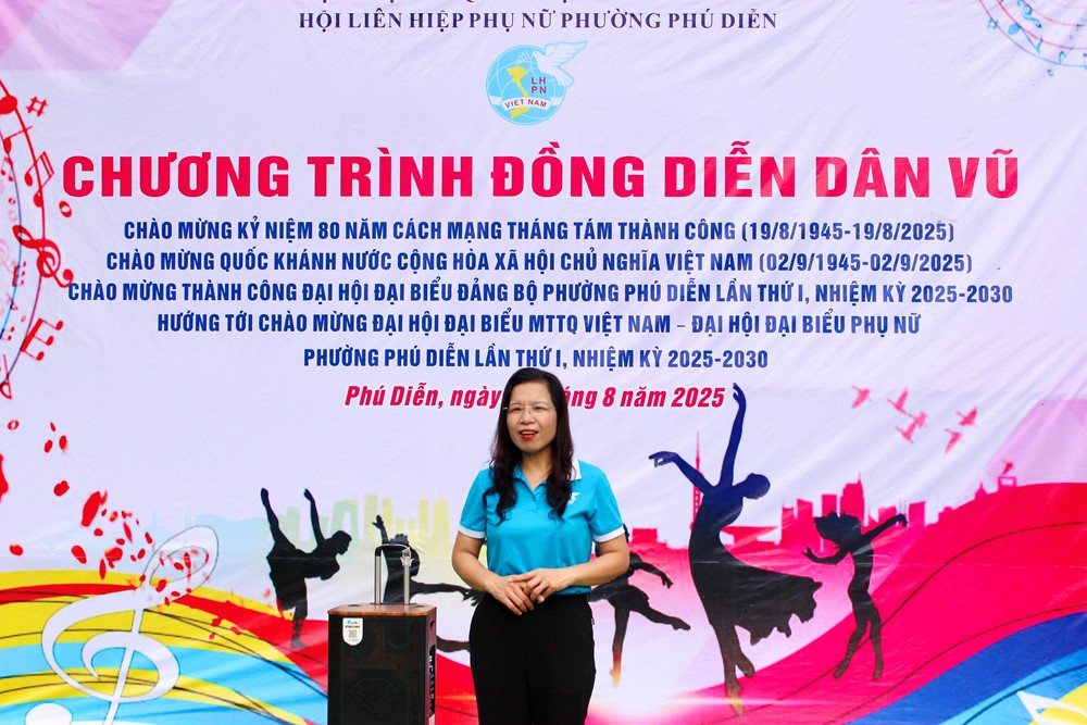 Phụ nữ phường Phú Diễn đồng diễn dân vũ chào mừng Quốc khánh 2/9 - ảnh 1