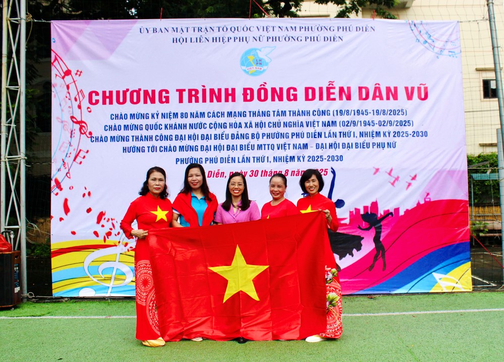 Phụ nữ phường Phú Diễn đồng diễn dân vũ chào mừng Quốc khánh 2/9 - ảnh 14