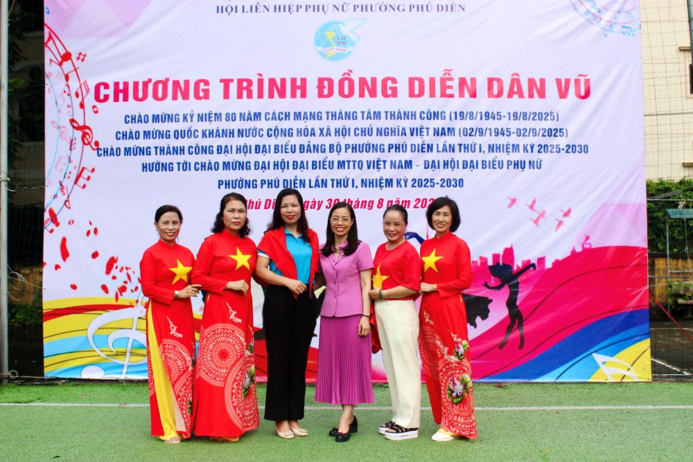 Phụ nữ phường Phú Diễn đồng diễn dân vũ chào mừng Quốc khánh 2/9 - ảnh 15