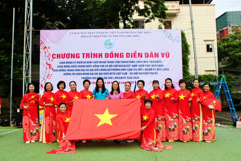 Phụ nữ phường Phú Diễn đồng diễn dân vũ chào mừng Quốc khánh 2/9 - ảnh 16
