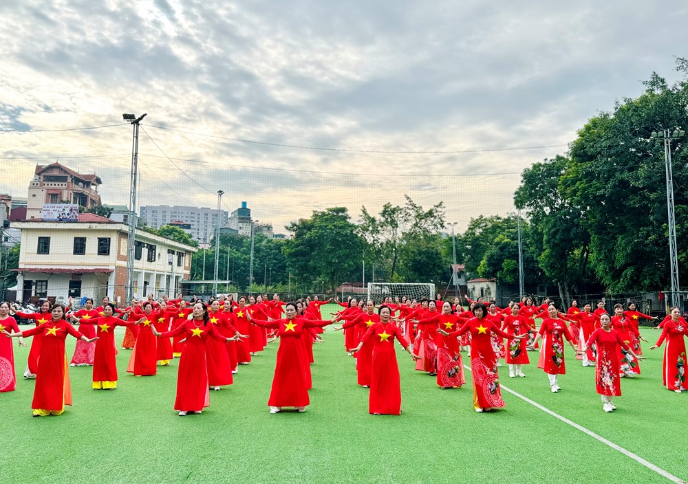 Phụ nữ phường Phú Diễn đồng diễn dân vũ chào mừng Quốc khánh 2/9 - ảnh 4