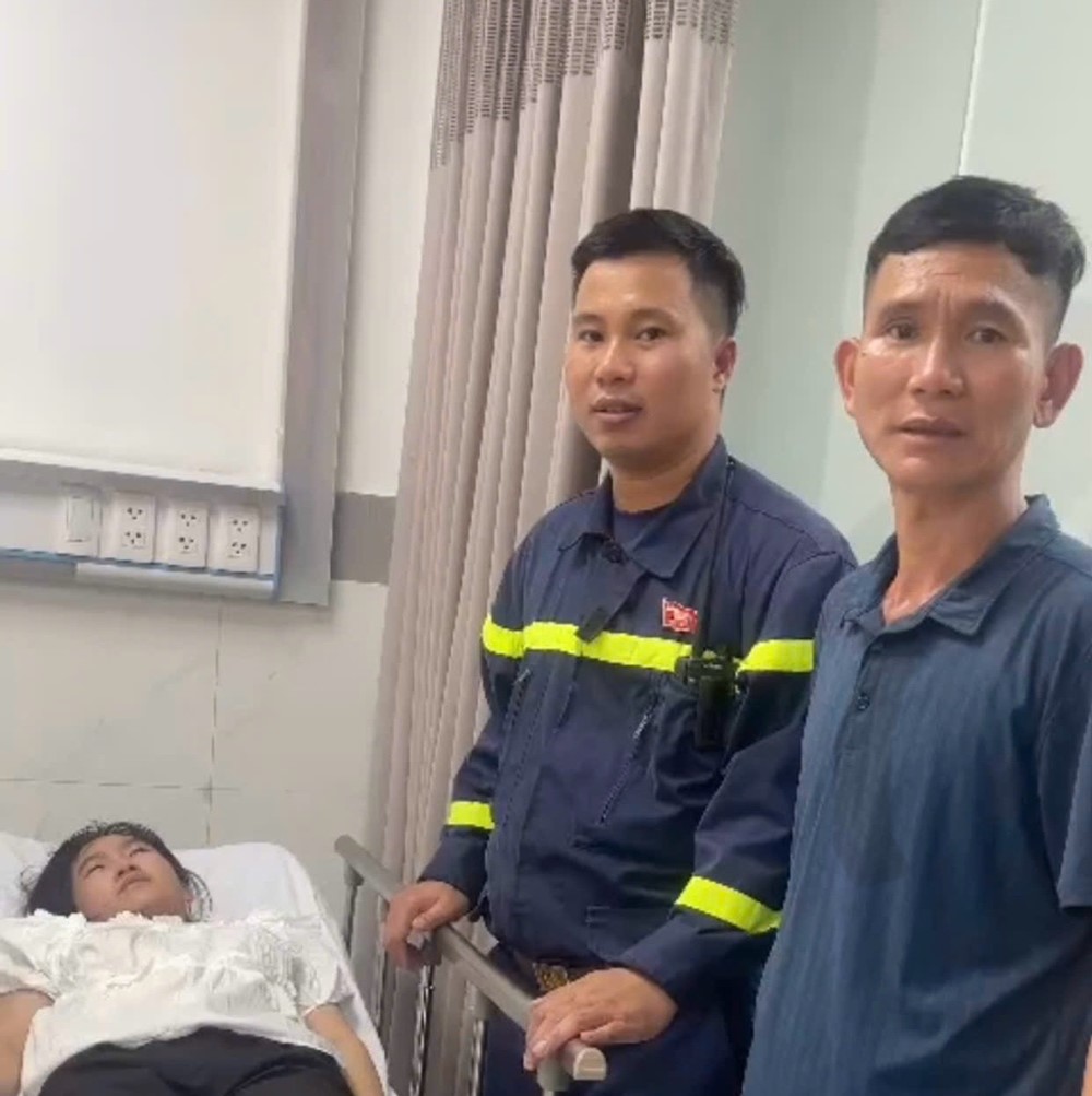 Cảnh sát PCCC&CNCH Hà Nội kịp thời cứu người ngất xỉu trên phố Kim Mã  - ảnh 1