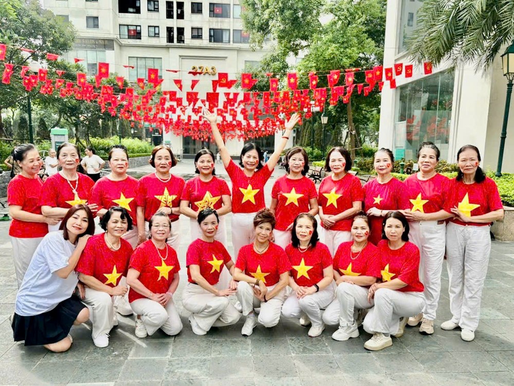 Phụ nữ phường Phú Diễn đồng diễn dân vũ chào mừng Quốc khánh 2/9 - ảnh 8