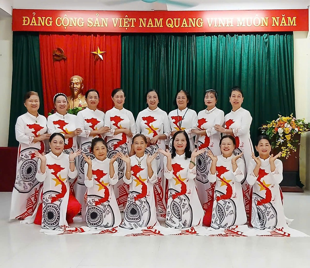 Phụ nữ phường Phú Diễn đồng diễn dân vũ chào mừng Quốc khánh 2/9 - ảnh 3