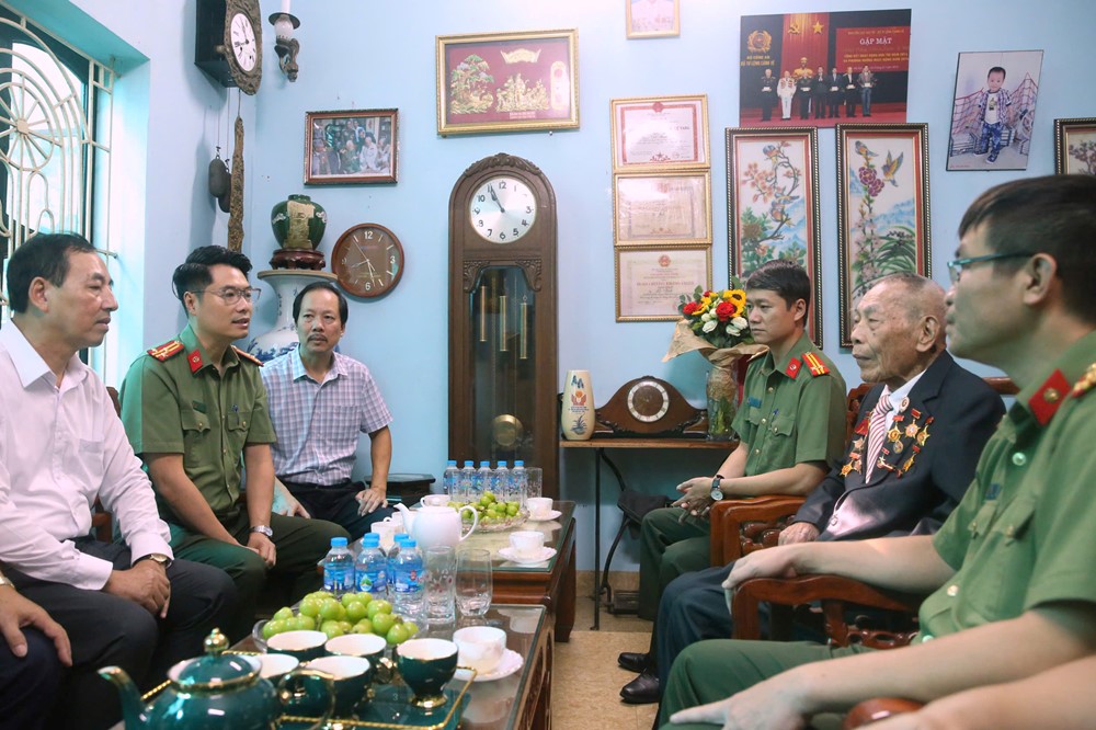 Cựu chiến binh xúc động khi được Công an Hà Nội hỗ trợ tham dự A80 - ảnh 2