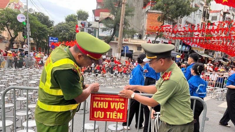 Không để xảy ra tình trạng giữ chỗ, chiếm chỗ khi xem diễu binh, diễu hành  - ảnh 3