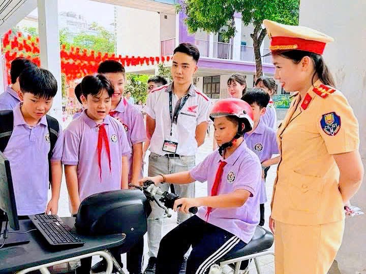 Tuyên truyền pháp luật về trật tự, an toàn giao thông cho học sinh Trường THCS Nhật Tân - ảnh 2