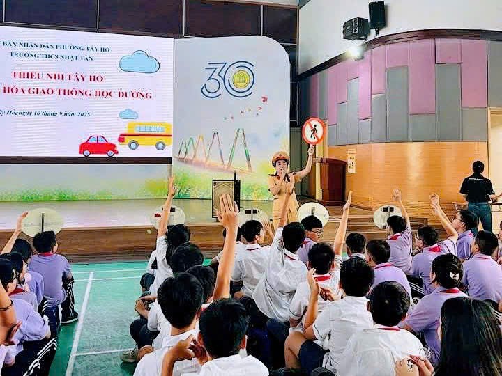 Tuyên truyền pháp luật về trật tự, an toàn giao thông cho học sinh Trường THCS Nhật Tân - ảnh 1