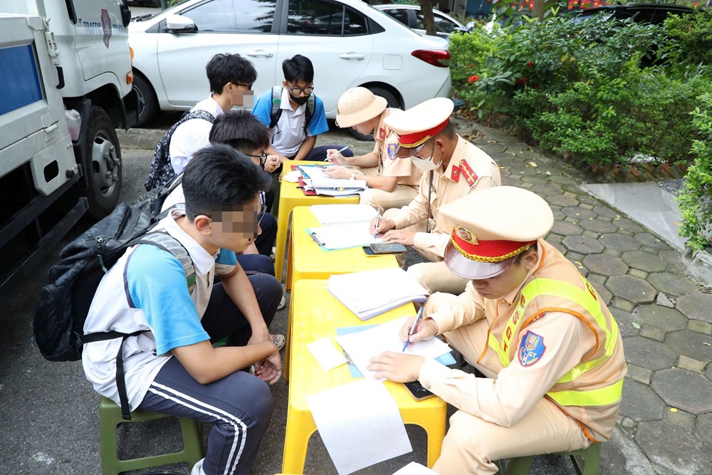 Công an TP Hà Nội mở cao điểm xử lý phụ huynh, học sinh vi phạm giao thông - ảnh 6