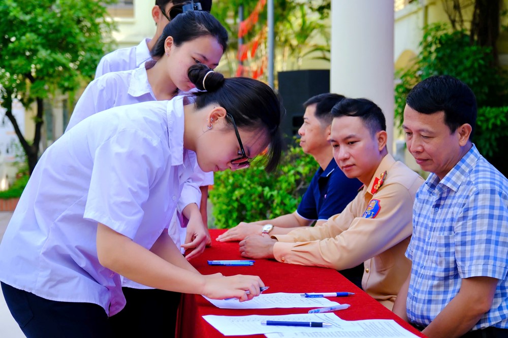 CSGT Hà Nội tuyên truyền an toàn giao thông cho hơn 5.500 học sinh, giáo viên ba cấp học - ảnh 3