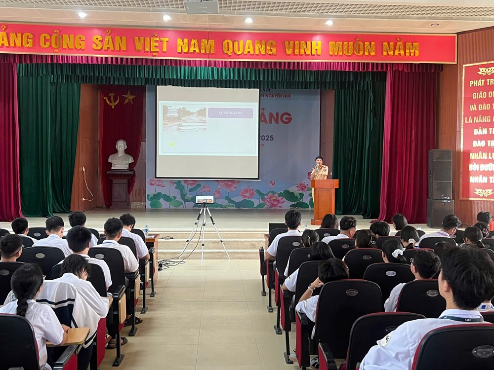 Gần 1.000 học sinh Trường THPT chuyên Nguyễn Huệ được trang bị kiến thức an toàn giao thông - ảnh 1