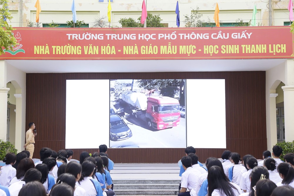 CSGT Hà Nội tuyên truyền an toàn giao thông cho hơn 5.500 học sinh, giáo viên ba cấp học - ảnh 1