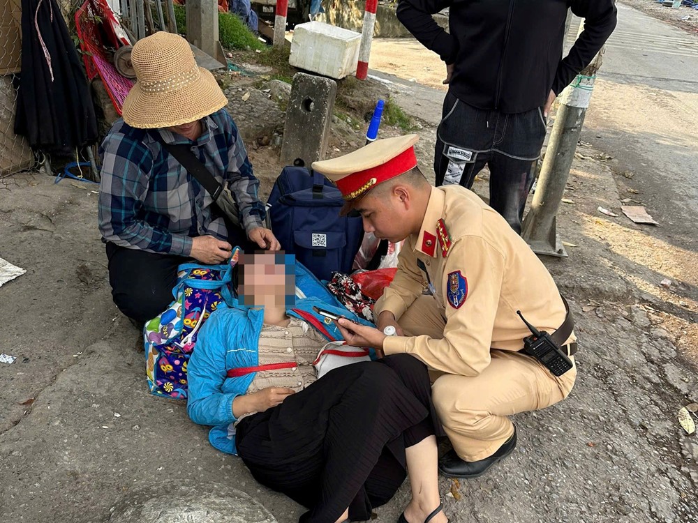Cảnh sát giao thông Hà Nội kịp thời sơ cứu, đưa người phụ nữ bất tỉnh đi cấp cứu an toàn - ảnh 1
