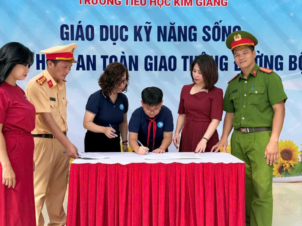 Hà Nội: Tiếp tục phối hợp đẩy mạnh tuyên truyền an toàn giao thông trong trường học - ảnh 3