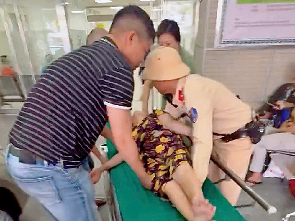 Hà Nội: Cảnh sát giao thông kịp thời mở đường đưa người dân đi cấp cứu - ảnh 1