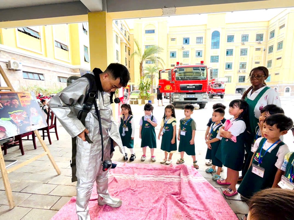 Khi trẻ mầm non được làm... lính cứu hỏa - ảnh 6