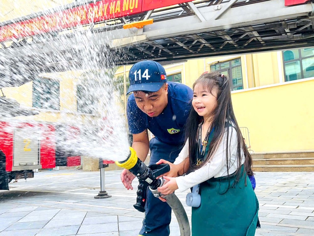 Khi trẻ mầm non được làm... lính cứu hỏa - ảnh 4