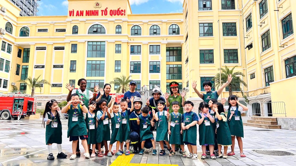 Khi trẻ mầm non được làm... lính cứu hỏa - ảnh 1