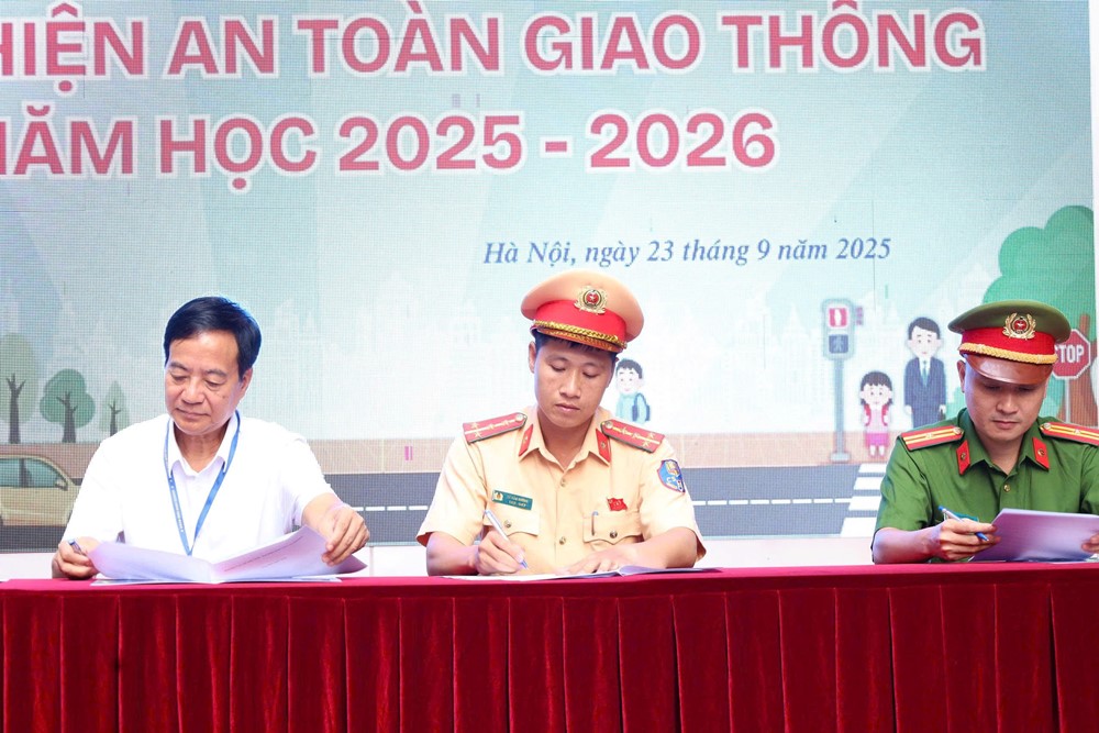Phổ biến kiến thức về an toàn giao thông cho 1.500 học sinh trường THCS Trung Giã - ảnh 3