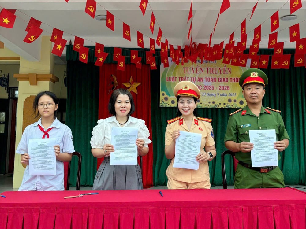 Phổ biến kiến thức về an toàn giao thông cho 1.500 học sinh trường THCS Trung Giã - ảnh 2