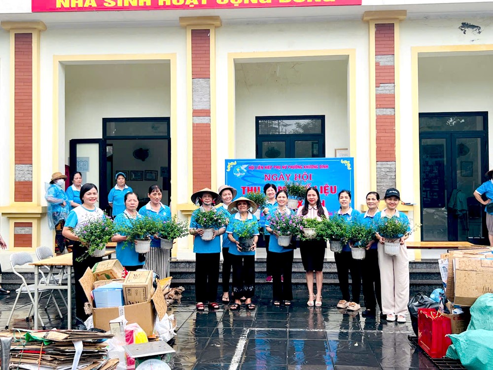 Phụ nữ Khương Đình đổi phế liệu lấy cây xanh, gây quỹ ủng hộ phụ nữ và trẻ em khó khăn - ảnh 3