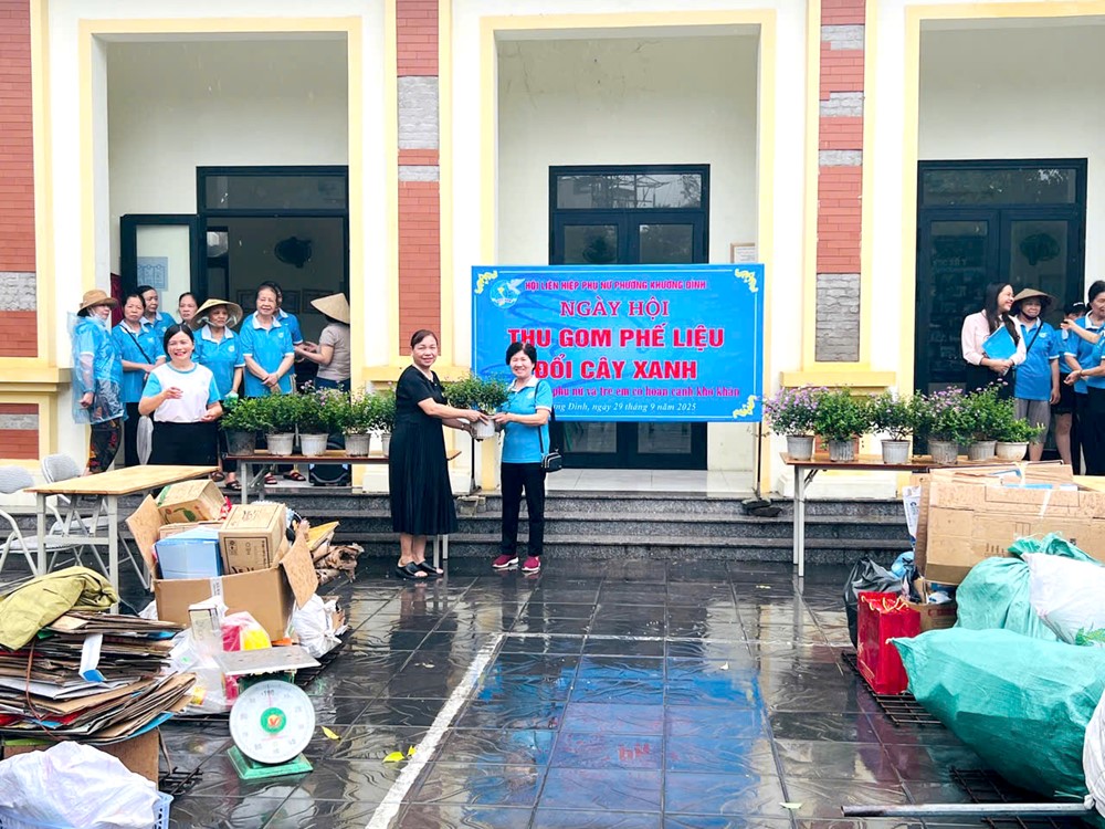 Phụ nữ Khương Đình đổi phế liệu lấy cây xanh, gây quỹ ủng hộ phụ nữ và trẻ em khó khăn - ảnh 7